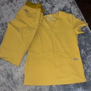 Figs Scrubs Set Top = Casma Three Pocket Scrub, Bottoms = Evans Skinny Scrub